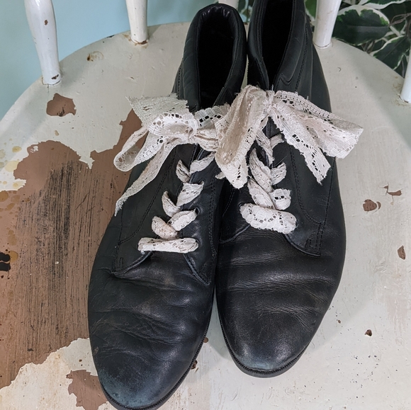 5/$18 Vintage Cameos Booties with Lacey Laces - Picture 5 of 11